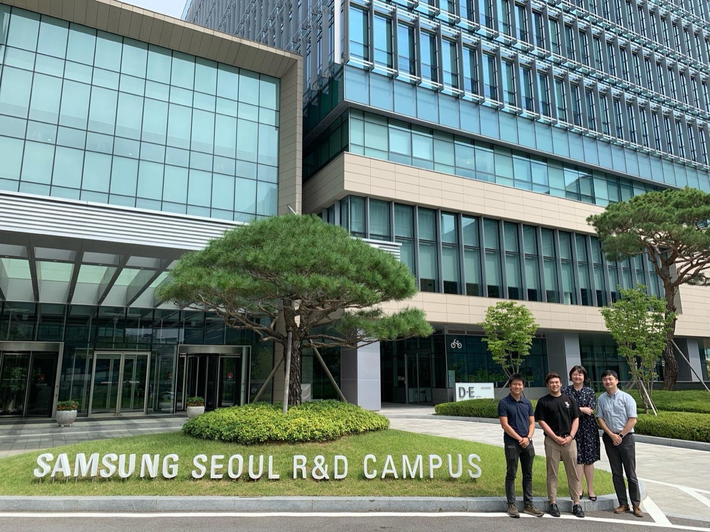 Group photo in front of the Samsung Seoul R&D Campus building